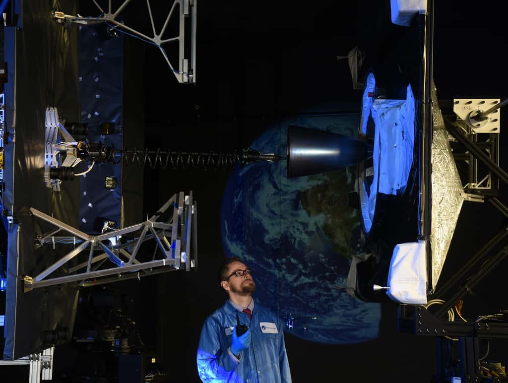 Test au sol de la procédure d'amarrage du MEV avec le satellite qui s'arrimera au niveau de la tuyère du moteur d’apogée du satellite. © Northrop Grumman
