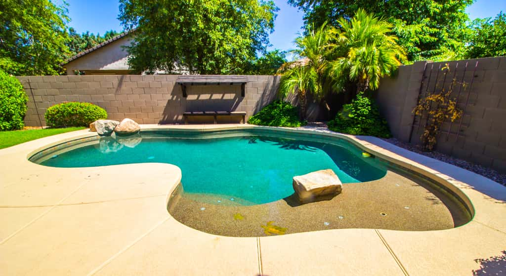 Une mini-piscine s'adapte parfaitement à un extérieur exigu. © Tom, Adobe Stock