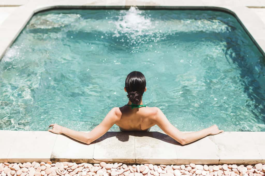 L'installation de jets de massage dans une mini-piscine et l'impression d'être au spa est immédiate ! © Oleg Breslavtsev, Adobe Stock