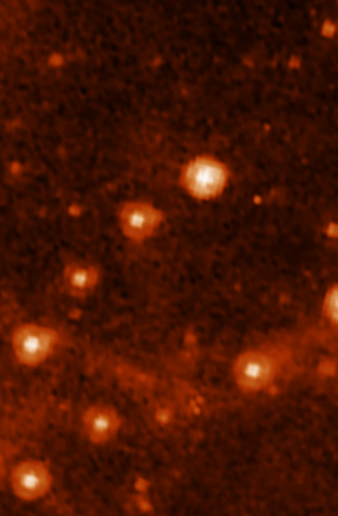 La même partie du ciel observée par deux télescopes spatiaux sensibles à l'infrarouge moyen : Spitzer et, en 2022, James-Webb via son instrument Miri (7,7 microns). © Nasa, JPL-Caltech (Spitzer) ; Nasa, ESA, CSA, STScI (JWST)