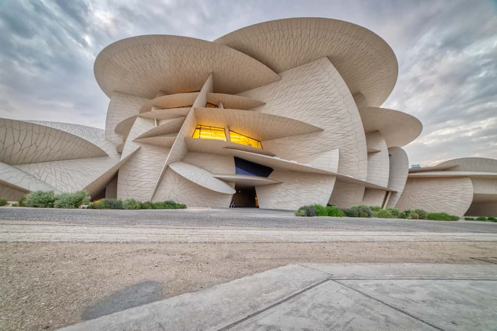 Impossible de ne pas percevoir, dans l'architecture de ce bâtiment, la rose des sables du désert ! © Mohamed, Adobe Stock