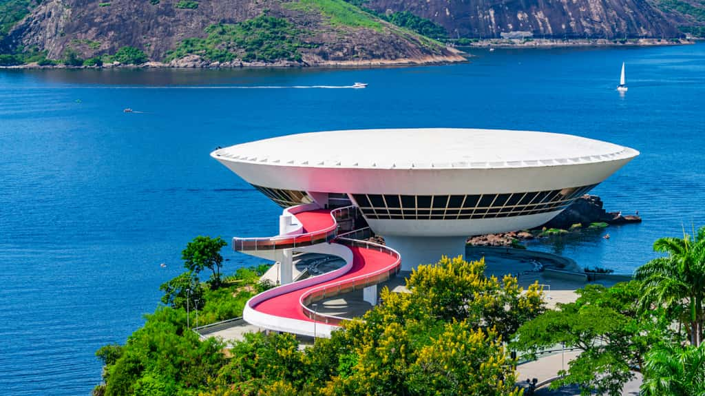 Le musée d’Art contemporain de Niterói, semblable à une soucoupe volante flottant au-dessus de la baie de Rio de Janeiro ! © @renatopmeireles, Adobe Stock