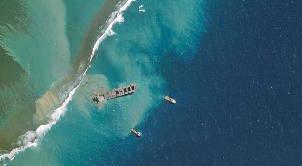 Fin juillet 2020, le navire Wakashio s'est échoué au large de l'île Maurice et, malgré les efforts des autorités, environ 800 tonnes de fioul se sont déversées dans l'océan (août 2020). © 2020 Planet Labs, Inc.