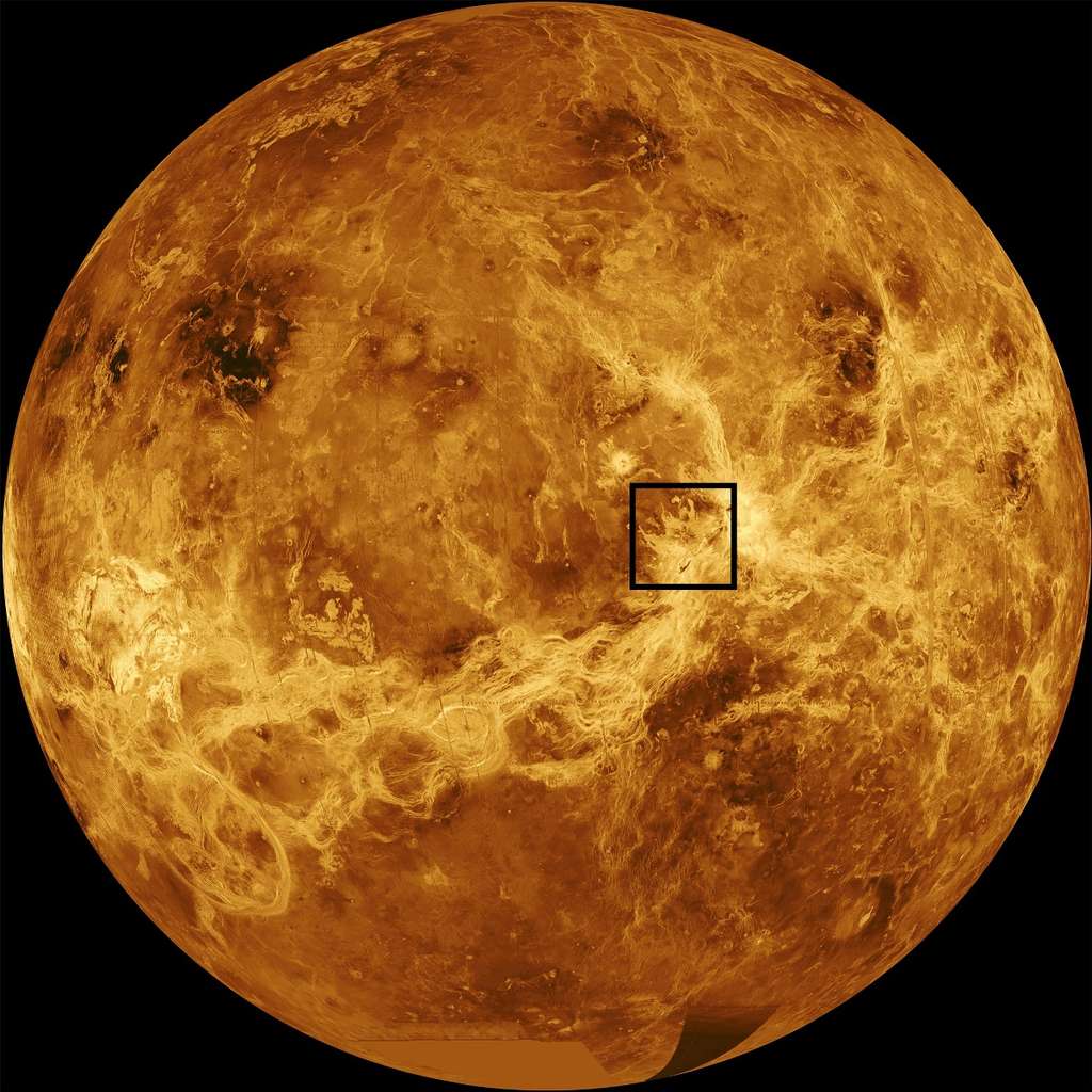 Cette carte globale annotée et simulée par ordinateur de la surface de Vénus est assemblée à partir des données des missions Magellan et Pioneer Venus Orbiter de la NASA. Maat Mons, le volcan qui a montré des signes d'éruption récente, se trouve dans le carré noir près de l'équateur de la planète. © NASA/JPL-Caltech