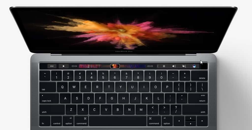 Le nouveau MacBook Pro d'Apple inaugure la Touch Bar. Il s'agit d'un bandeau Oled tactile qui remplace les touches de fonction présentes au-dessus du clavier. L'affichage des options disponibles est contextualisé en fonction des applications actives. © Apple
