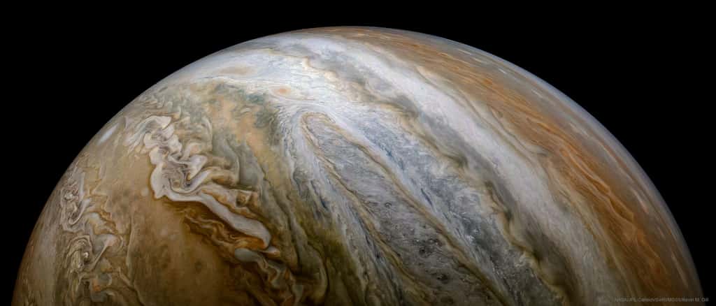 Jupiter survolée par la sonde Juno. © Nasa, JPL-Caltech, SwRI, MSSS, Kevin M. Gill, Apod (Nasa)