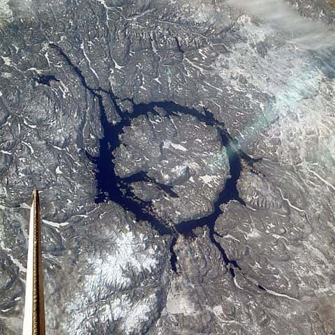 Le cratère de Manicouagan rempli par l'eau d'un réservoir de barrage vu de l'espace en 1983. © DP, Nasa