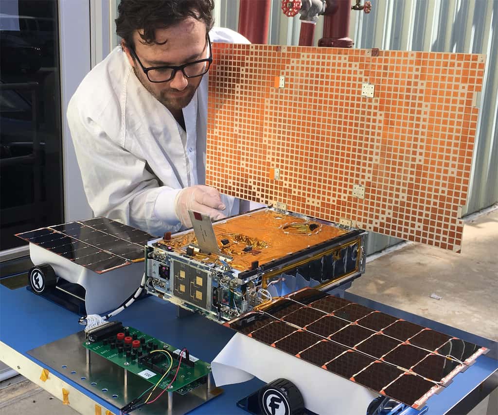 L'ingénieur Joël Steinkraus (JPL) s'affaire autour du panneau solaire d'un des deux CubeSats MarCO. © Nasa, JPL-Caltech