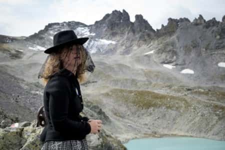 Une femme participe aux funérailles pour le Pizol, un glacier des montagnes suisses, le 22 septembre 2019. © Fabrice Coffrini, AFP