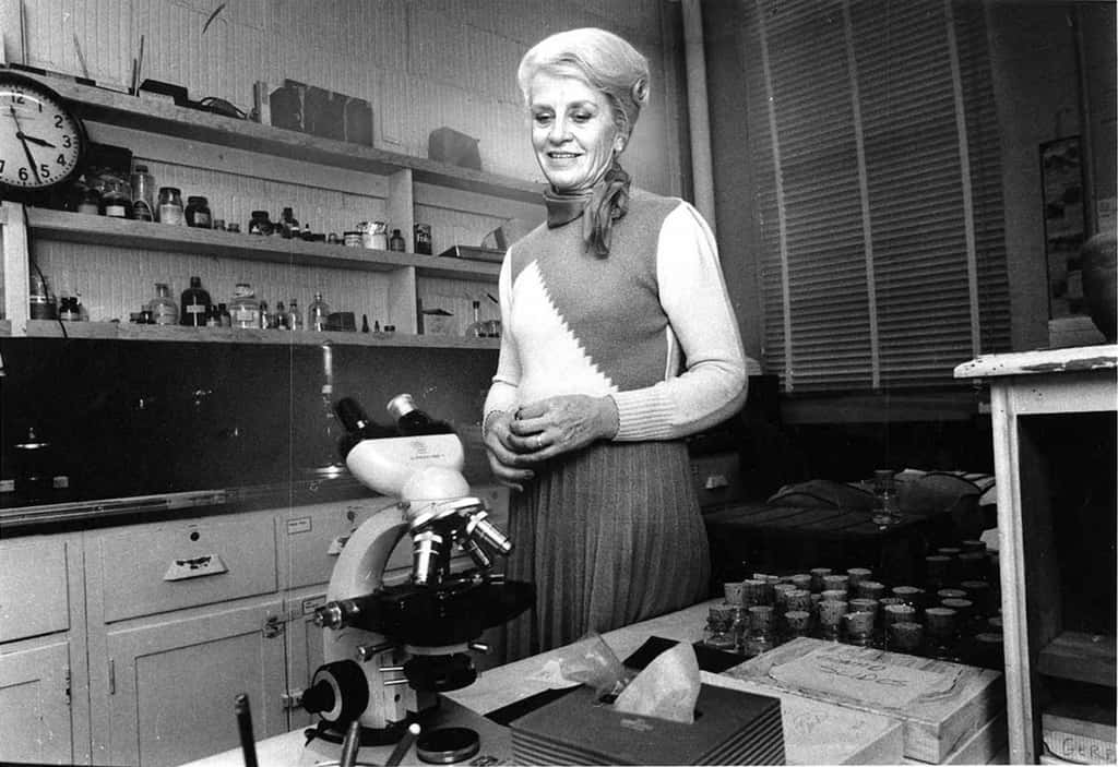 Marian Diamond dans son laboratoire à son domicile. © DR