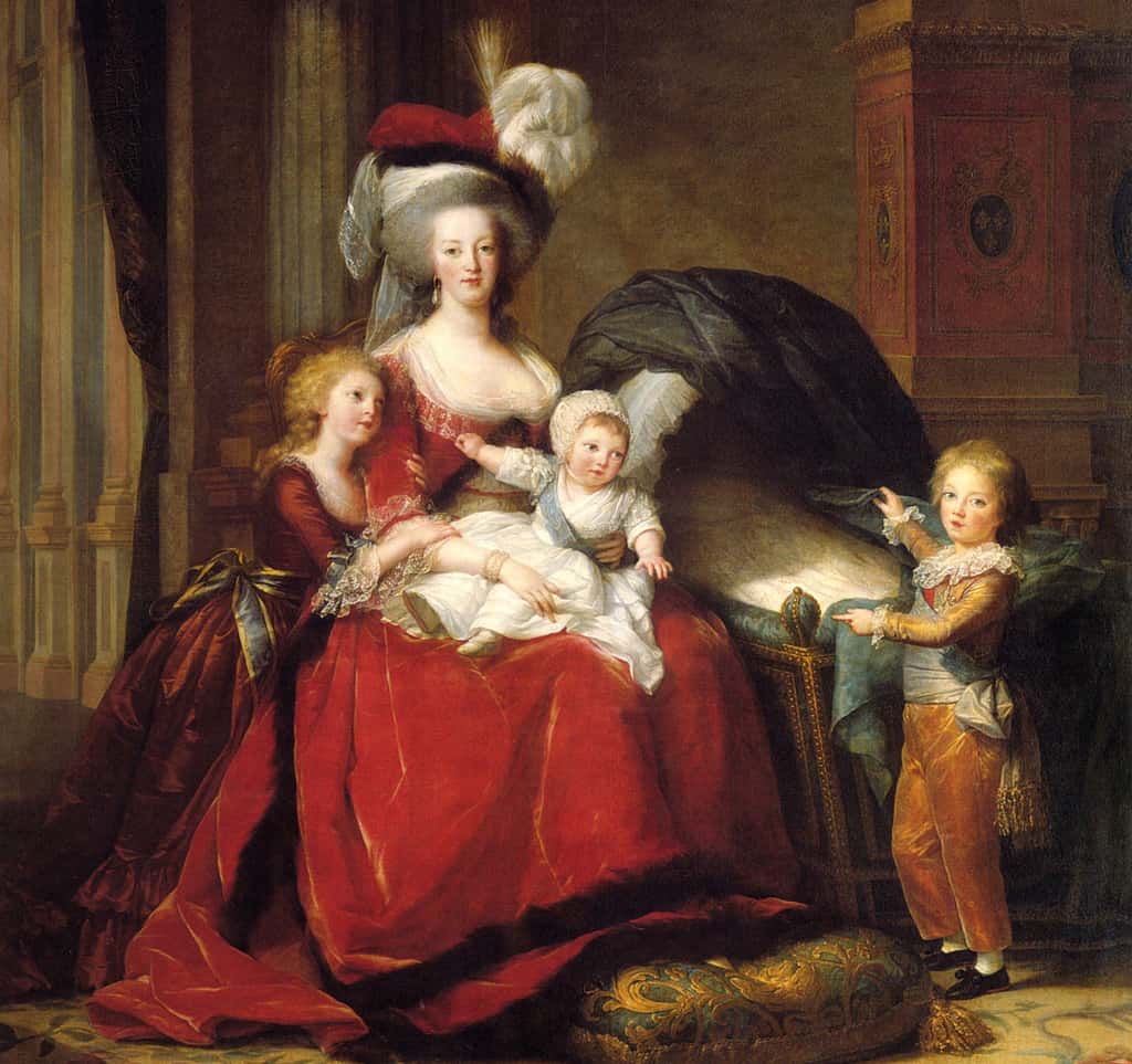 Portrait de la reine Marie-Antoinette et ses enfants, par Élisabeth Vigée Le Brun en 1787 (le dauphin Louis qui décédera en juin 1789, montre le berceau vide de sa petite soeur Sophie décédée en juin 1787). Château de Versailles. © Wikimedia Common, domaine public