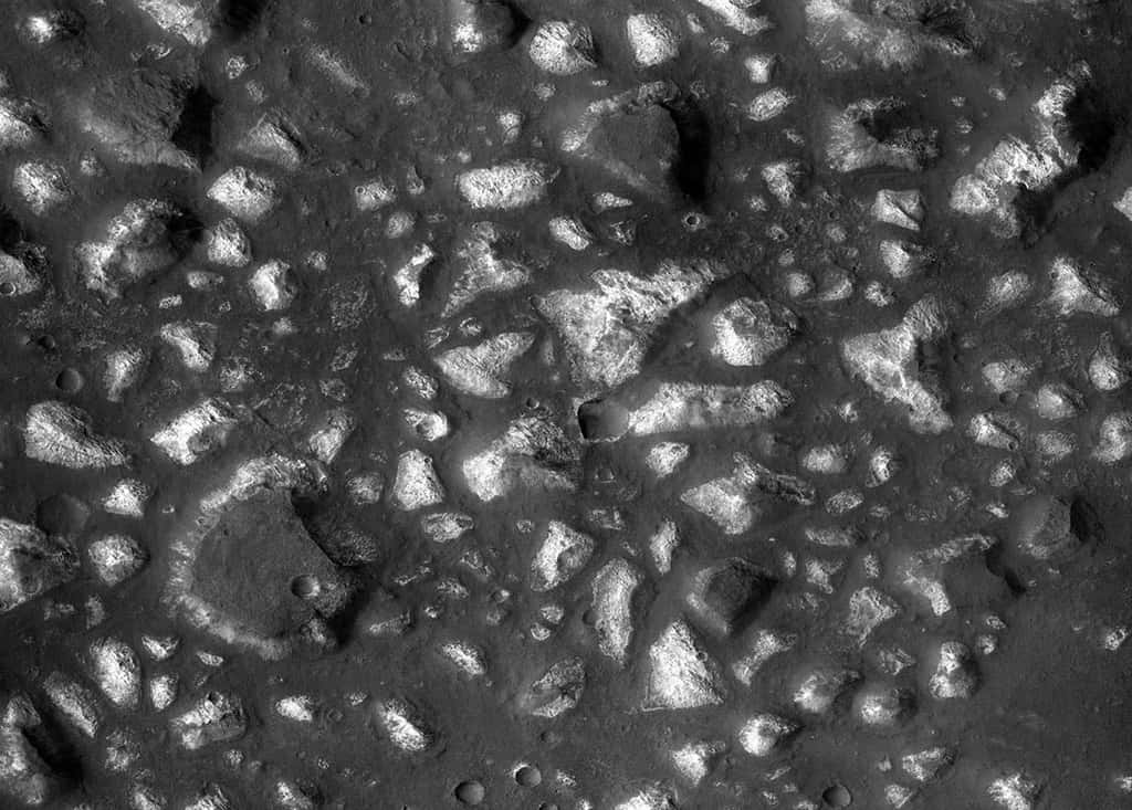 Le bassin d’Eridania dans l’hémisphère sud de Mars. Sur cette vue, large de 20 km, prise par la sonde MRO, l'instrument Crism distingue divers éléments interprétés comme les traces d’une ancienne activité hydrothermale, et partiellement recouverts de dépôts volcaniques. © Nasa, JPL-Caltech, MSSS
