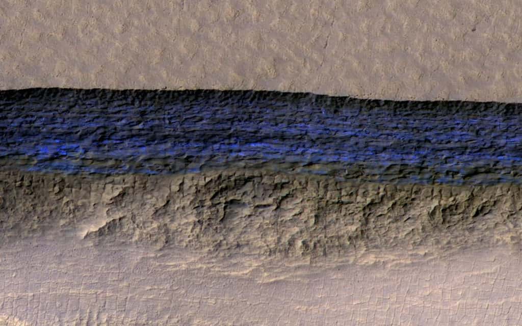 Les différentes couches de glace accumulées sont bien visibles sur les parois de cette falaise. Une véritable coupe transversale dans le sol de Mars. © Nasa, JPL-Caltech, UA, USGS