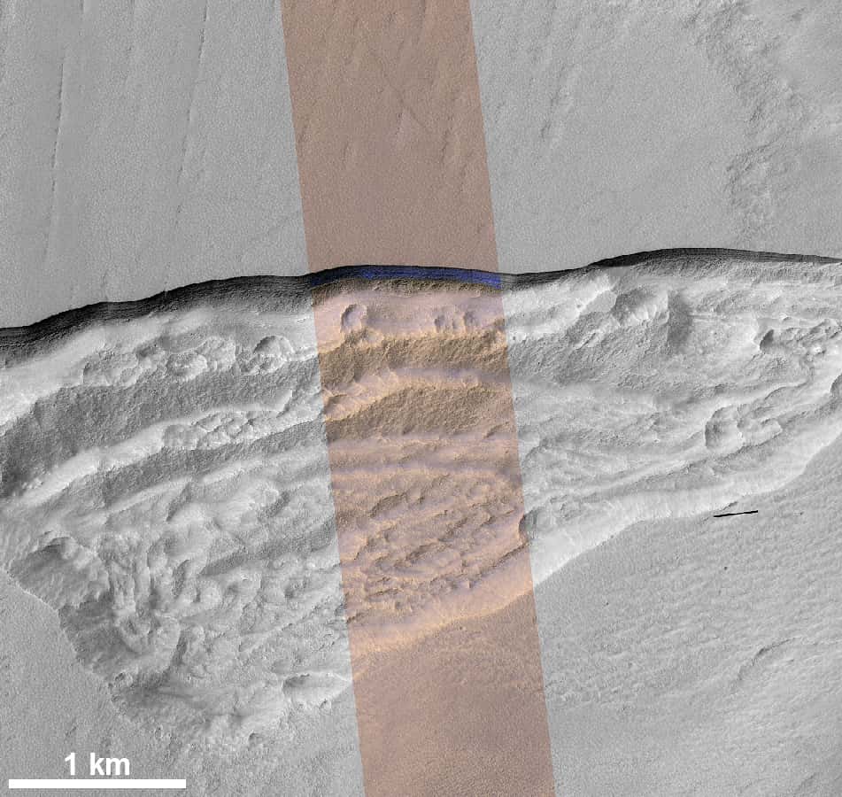 Cette ouverture dans le sol martien s’est probablement formée par sublimation. Les glaciers sont en recul. La falaise au nord offre un point de vue sans précédent sur les différentes couches de glace qui se sont empilées au cours des cycles climatiques de la Planète rouge. Le site imagé par la caméra HiRise de la sonde MRO, est situé à 56,6° de latitude sud. © Nasa, JPL-Caltech, UA, USGS