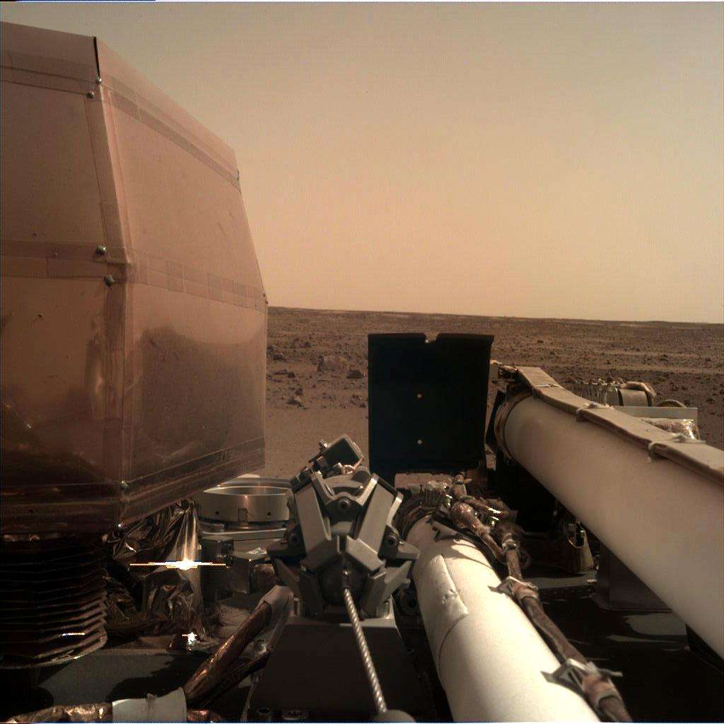 Première image d’InSight le jour de son atterrissage sur Mars. © Nasa, JPL