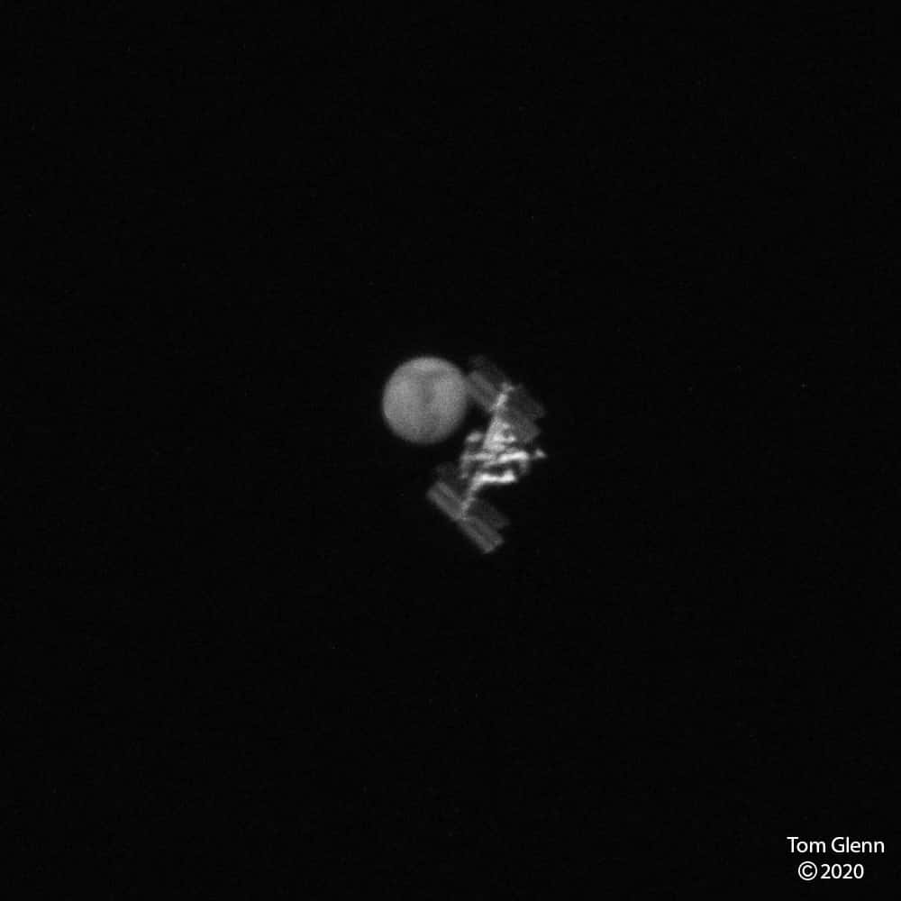 Rare photo d’un transit de la Station spatiale devant Mars. La première n’est qu’à 400 kilomètres de la surface de la Terre, la seconde à bientôt 62 millions de kilomètres. © Tom Glenn, Apod (Nasa)