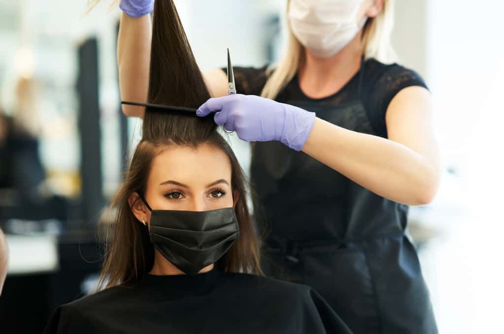 La profession de coiffeuse, entre autres, majore le risque de développer un cancer des ovaires d'après une récente étude. © Kalim, Adobe Stock