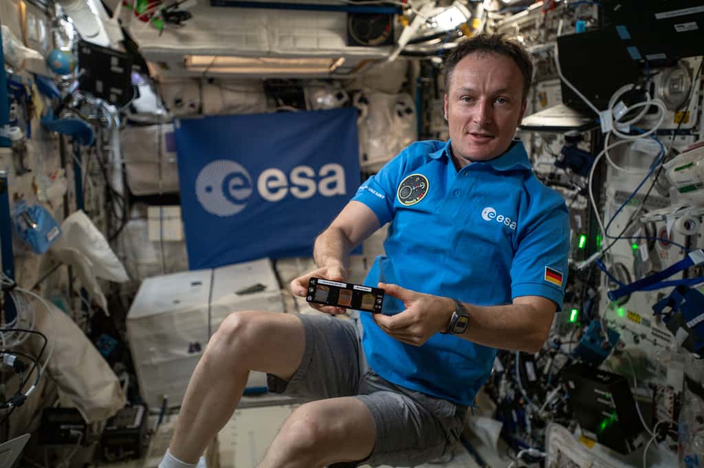Matthias Maurer dans le module européen Colombus de l'ISS montre l'expérience <em>Touch me if you can</em>. © ESA, Nasa