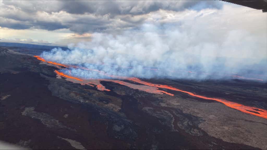 Les trois fissures éruptives sur le haut du versant nord-est du Mauna Loa, le 28 novembre 2022, et les coulées de lave associées. Les fontaines de lave sur les fissures atteignent entre 20 et 60 mètres. © USGS