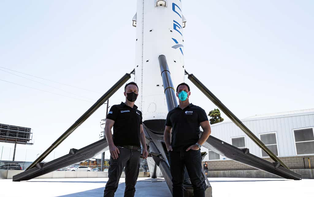 Les astronautes européens Matthias Maurer et Thomas Pesquet devant l'étage principal et réutilisable d'un Falcon 9 de SpaceX. © ESA