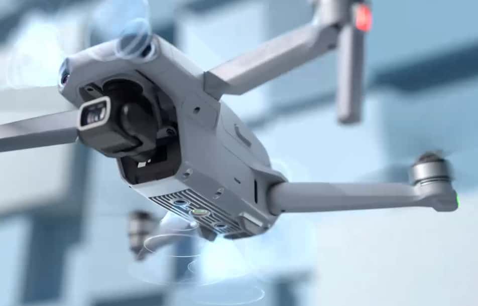 Le drone est bardé de capteurs permettant d’éviter les obstacles. Il n’en manque que sur le dessus et les côtés. © DJI