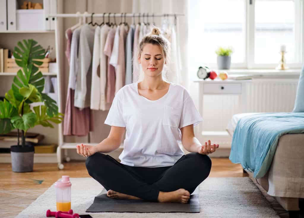 Des activités physiques sont réalisables dans de petits espaces et la méditation peut aider à calmer l'anxiété. © Halfpoint, Adobe Stock