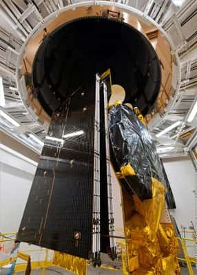 Le satellite Measat-3 au cours d'un essai d'installation dans la coiffe d'Ariane 5. © Measat