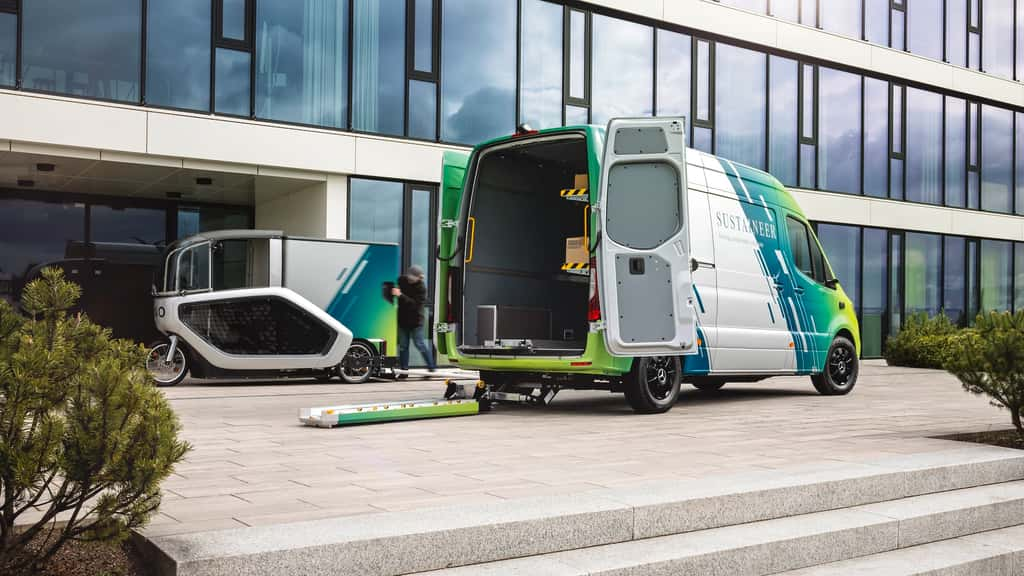 Un bras permet de faciliter le déchargement de la caisse de transport du eSprinter en ville. © Mercedes