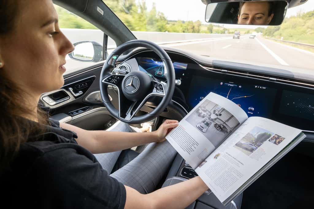 Avec le niveau 3, le conducteur n'a plus à superviser en continue la conduite autonome. © Mercedes-Benz