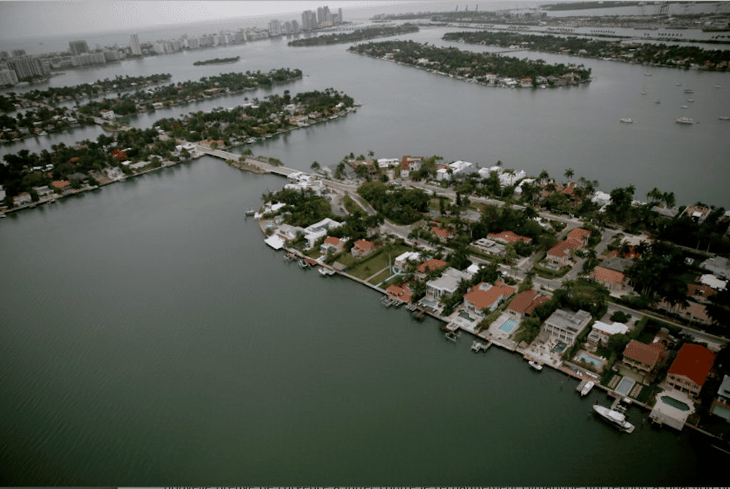 Des maisons d'un quartier de Miami tout au bord de l'océan sont menacées par la montée des eaux en raison du réchauffement climatique. © Joe Raedle, Getty Images North America/AFP/Archives 