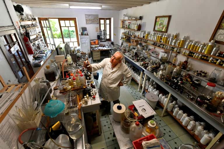 Le généticien et « sculpteur d'arômes » Michaël Moisseeff en pleine expérience dans son laboratoire à Montégut-Lauragais (près de Toulouse), le 29 juillet 2020. © Georges Gobet, AFP