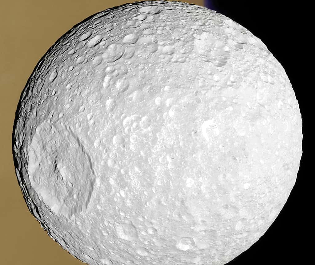 Cette image de Mimas a été prise par Cassini le 13 février 2010. La vue a été obtenue à une distance d'environ 70 000 kilomètre de Mimas. L'échelle de l'image est de 418 mètres par pixel. On voit Saturne au second plan. © Nasa
