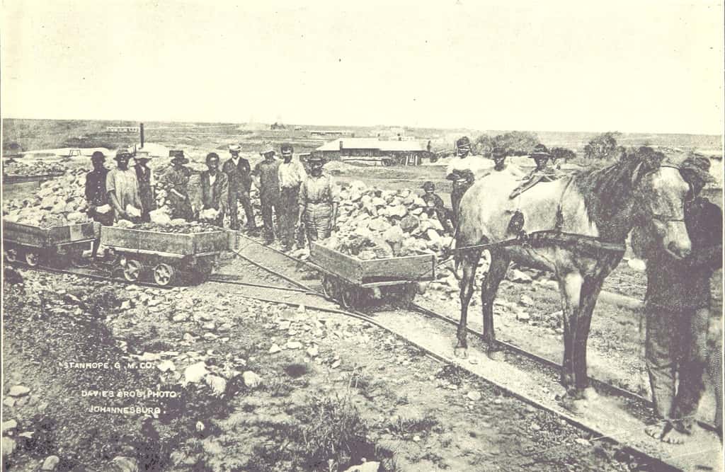 Mine d'or à ciel ouvert à Johannesburg en 1893, compagnie minière Stanhope Gold Mining and Co. ; photo J. Davis. © Wikimedia Commons, domaine public.