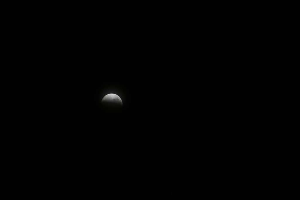 L'éclipse partielle de la Lune photographiée au bout du bout du monde, au-dessus de la station Concordia en Antarctique. © IPEV, PNRA, ESA, N. Albertsen
