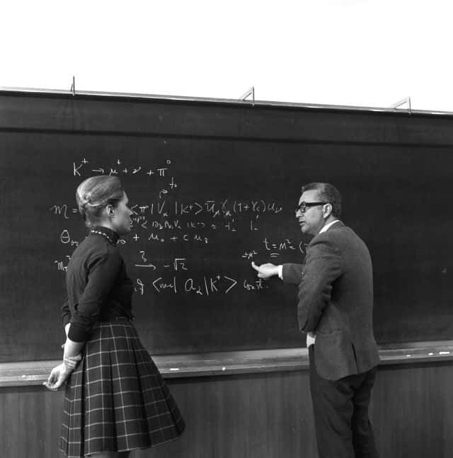 La théoricienne Mary Gaillard en discussion avec le prix Nobel de physique Murray Gell-Mann en 1972. © Cern PhotoLab