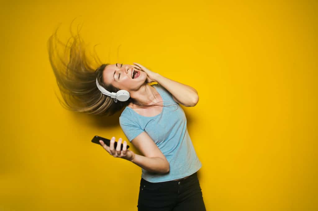 Écouter de la musique trop forte peut entraîner des lésions au niveau de l'oreille interne. © Bruce mars, Unsplash