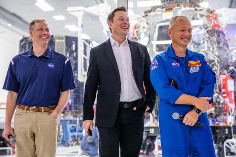 À gauche, le patron de la Nasa, Jim Bridenstine, au centre, le patron de SpaceX, Elon Musk, et à droite, l’astronaute Doug Hurley, le 10 octobre 2019 à Hawthorne, en Californie. © Philip Pacheco, AFP