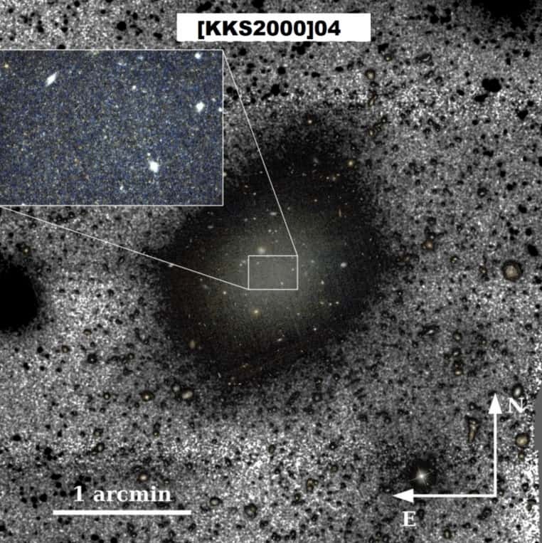 La galaxie ultra-diffuse [KKS2000]04, encore appelée NGC 1052-DF2, ici observée avec le télescope Gemini (Hawaï) et avec le télescope Hubble (détail). La distance nouvellement mesurée de 41 millions d’années-lumière implique qu’elle réside dans un halo de matière noire, qui domine le mouvement de ses étoiles. © CNRS, IAC