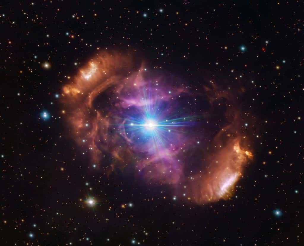 Cette image, prise avec le télescope de sondage du VLT hébergé à l'Observatoire du Paranal de l'ESO, montre la magnifique nébuleuse NGC 6164/6165, également connue sous le nom d'Œuf de dragon. La nébuleuse est un nuage de gaz et de poussière entourant une paire d'étoiles appelée HD 148937. © ESO, VPHAS+ team. Acknowledgement: CASU