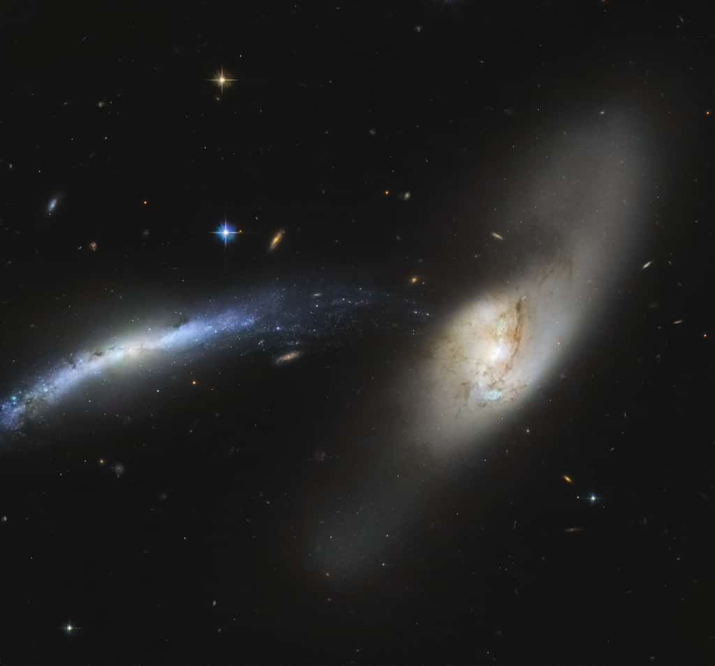 Les collisions font partie de la vie des galaxies. Mais parvenir à établir quels types de collisions ont façonné une galaxie et plus encore notre Voie lactée n’est pas aisé. Des chercheurs de l’université de Heidelberg (Allemagne) y sont pourtant parvenus. Ils présentent aujourd’hui, un premier arbre généalogique de notre Galaxie. En image, rencontre entre les galaxies NGC 2799 (à gauche) et NGC 2798 (à droite) photographiée par le télescope spatial Hubble. © ESA, Hubble, Nasa, SDSS, J. Dalcanton, Judy Schmidt (Geckzilla) © allexxandarx, Adobe Stock © ESA, Hubble, Nasa, SDSS, J. Dalcanton, Judy Schmidt (Geckzilla)