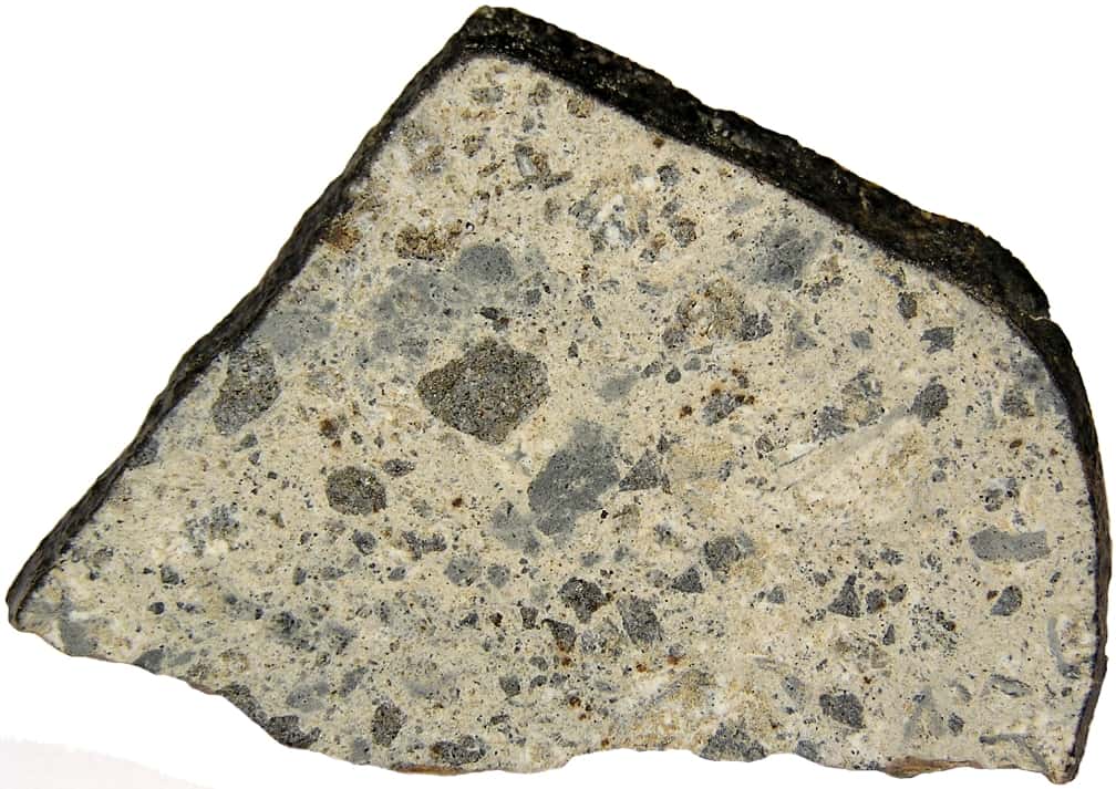 Une coupe de l'eucrite <em>Northwest Africa 1836</em> trouvée au Maroc. © Meteorites Australia, <a href="http://www.meteorites.com.au" target="_blank">www.meteorites.com.au</a>.