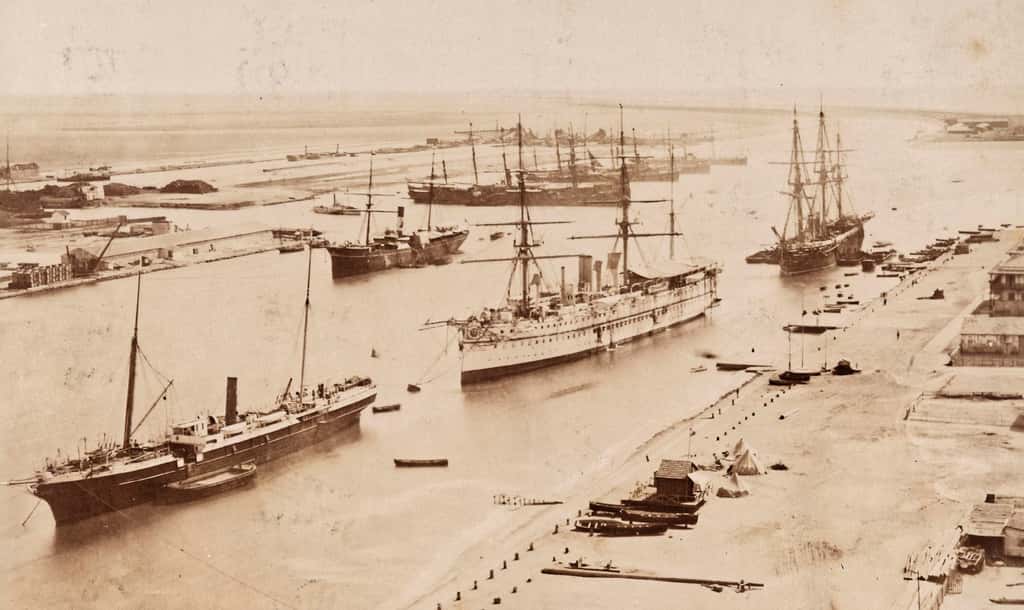 Navires dans le canal de Suez, fin XIXe siècle. Bibliothèque nationale de France. © Retro News. 