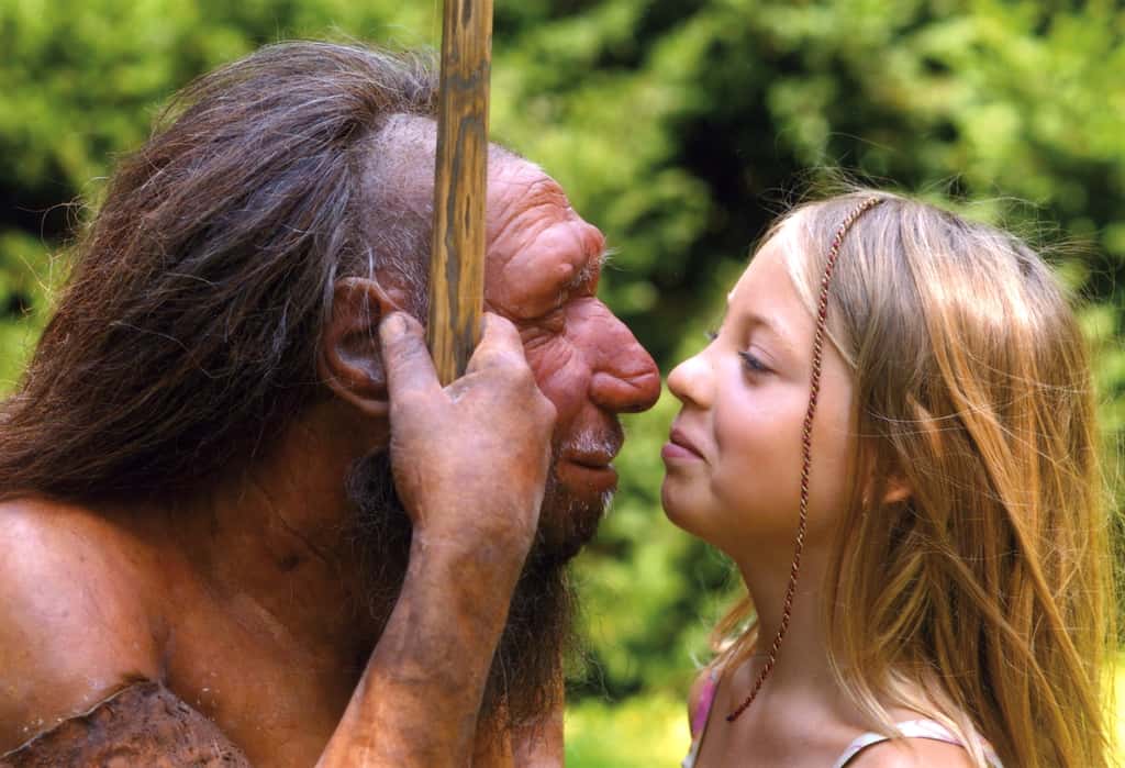 L'Homme de Néandertal, dont on voit ici une reconstitution réussie (à gauche, bien sûr) a légué des gènes à <em>Homo sapiens</em> (à droite, évidemment). Notre espèce a aussi en elle les gènes d'une autre lignée, celle de Denisova, et les a conservés ou non, selon les régions. La génétique éclaire ainsi l'histoire de la famille humaine, faite de migrations, de métissages et d'adaptations à des environnements multiples. © <em>Neanderthal Museum</em>, Mettmann, Allemagne, CC by 4.0