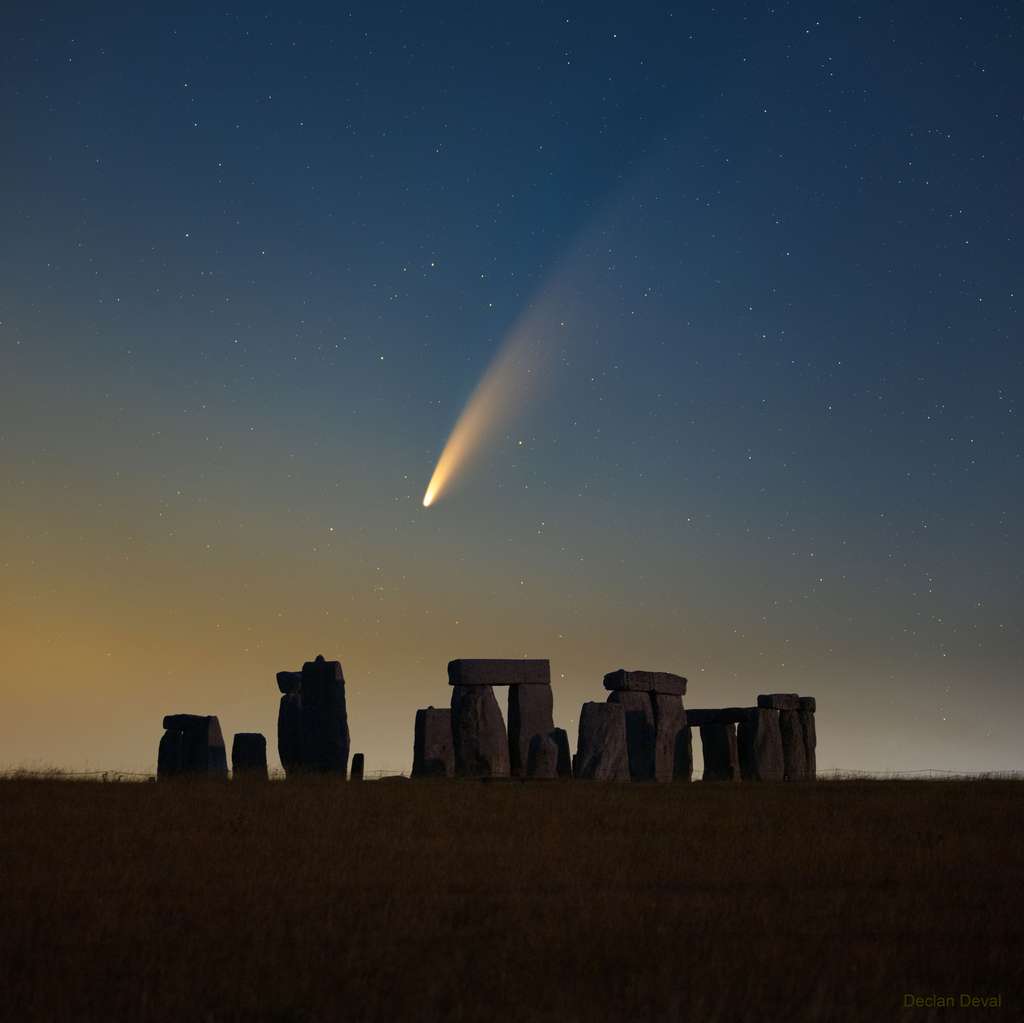 Très belle photo de la comète Neowise, à l'aube, au-dessus du mythique site de Stonehenge. © Declan Deval, Apod (Nasa)