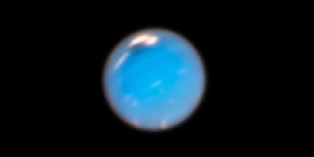 En 1989, Voyager 2 avait identifié deux tempêtes sur Neptune. Depuis son lancement en 1990, Hubble en avait enregistré quatre autres. Et aujourd’hui pour la première fois, des chercheurs ont analysé ces images afin de décrire la croissance de l’une d’entre elles. © Nasa,ESA, GSFC, JPL