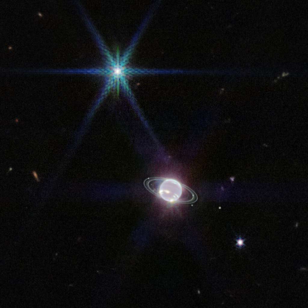 Sur cette vue plus large, Triton (en haut à gauche), satellite de Neptune, brille comme une étoile et surpasse l'éclat de la planète, laquelle est pourtant beaucoup plus grande. © Nasa, ESA, CSA, STScI