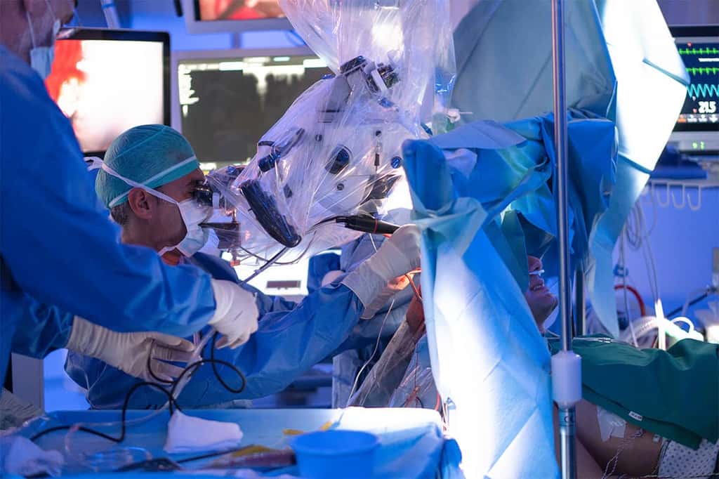 Le Dr Brogna en train d'opérer un patient de 35 ans d'une tumeur cérébrale alors qu'il est conscient. © Christian Brogna