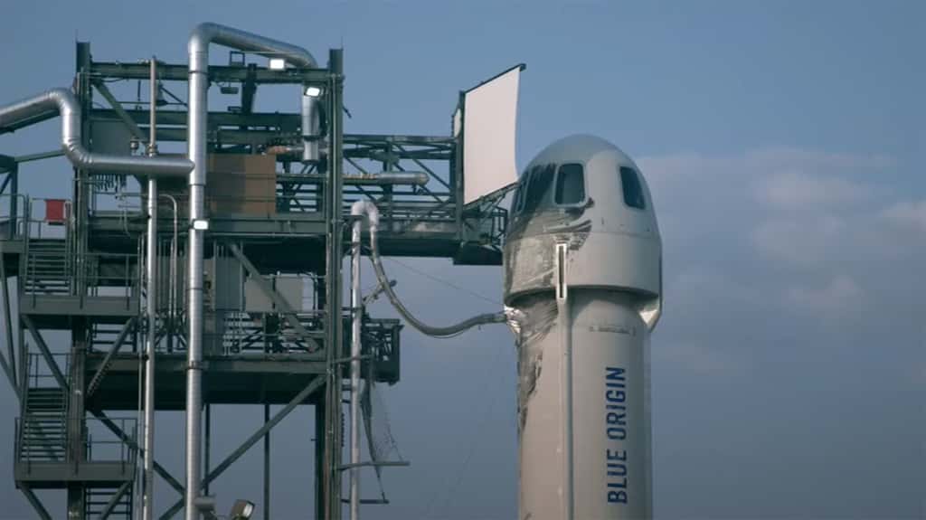 Le New Shepard sur son pas de tir avec à son bord Jeff Bezos, son frère, Wally Funk et Oliver Daemen. © YouTube, Blue Origin