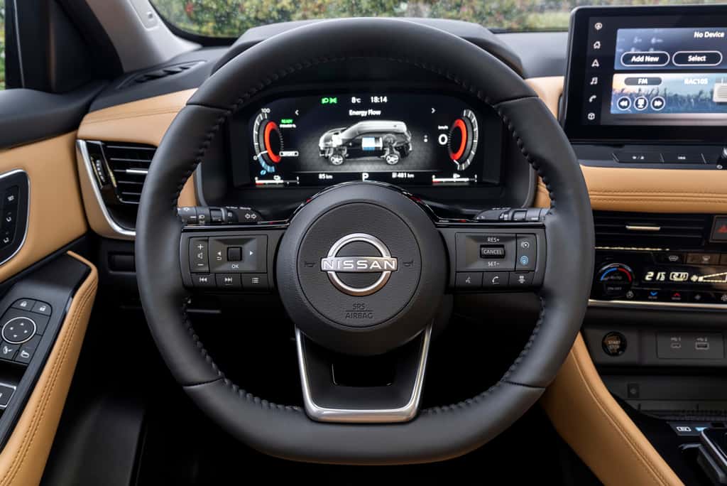 Confortablement installé au volant du Nissan X-Trail e-Power, l'accès aux informations essentielles est dans votre champ de vision. © Nissan