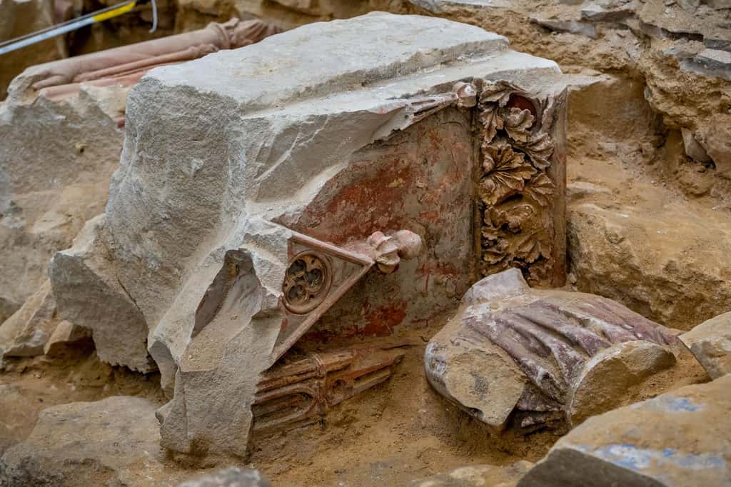 Détail des blocs sculptés du jubé du XIIIe siècle détruit au début du XVIIIe siècle. © Denis Gliksman, Inrap